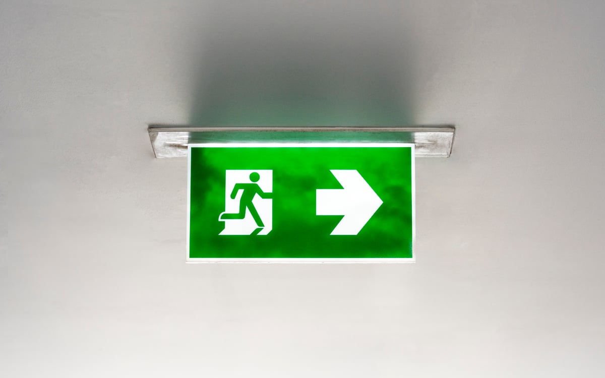 senal-salida-emergencia-verde-techo.jpg