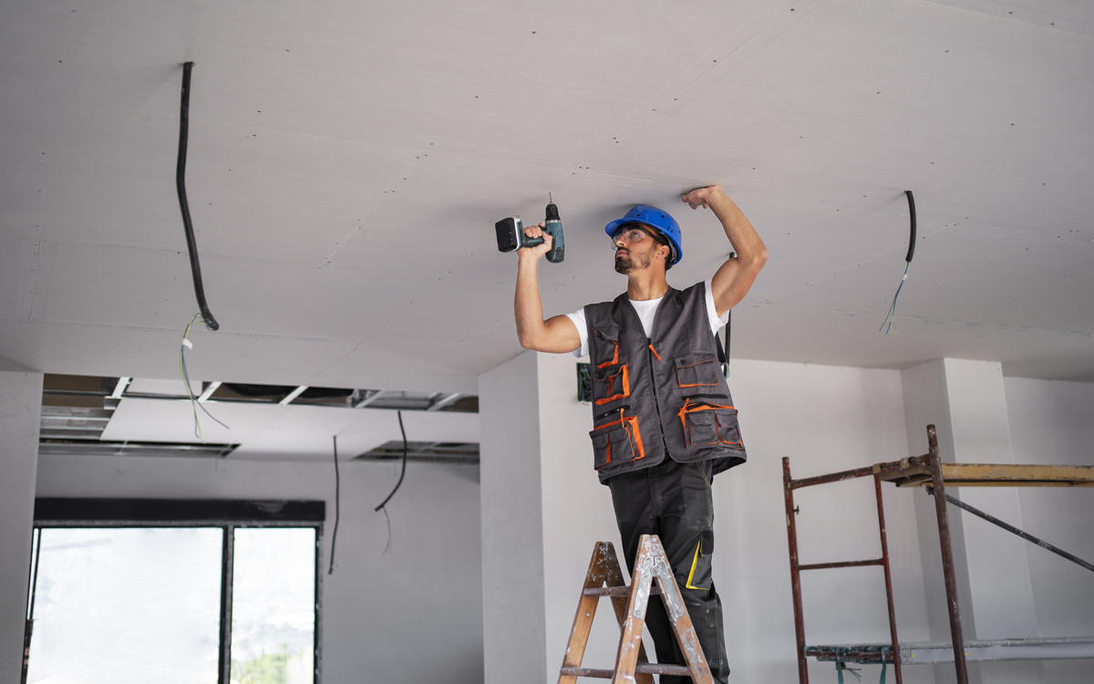 full-shot-man-standing-on-ladder.jpg